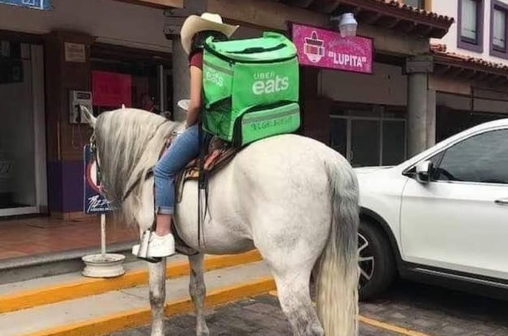 VIRAL: Joven repartidora realiza sus entregas montada a caballo
