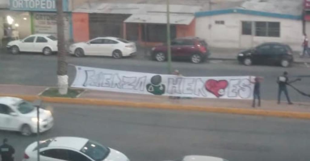 'Fuerza héroes'; dejan mensajes a médicos del IMSS n. 46 en Gómez Palacio