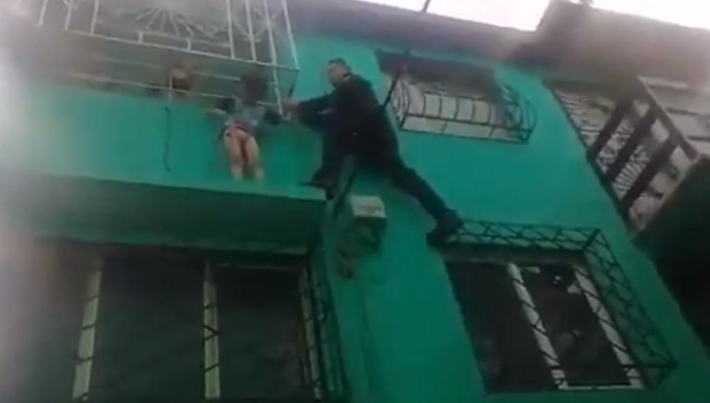 VIDEO: Policías salvan a niño de caer del tercer piso de su casa en CDMX