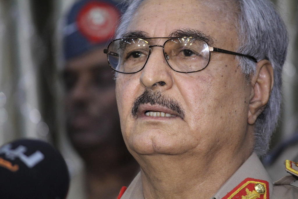 Anuncia Hafter que asume control político de Libia