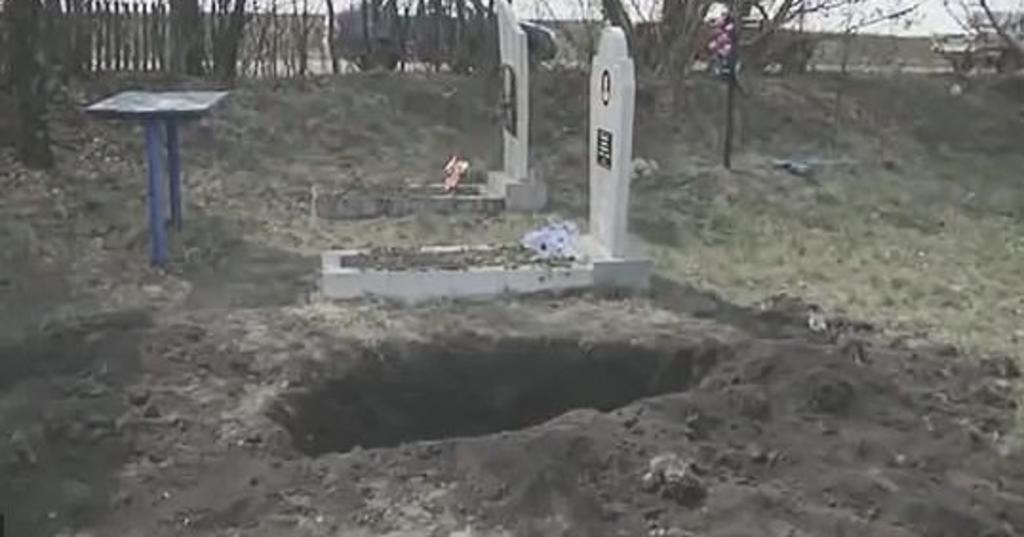Mujer sale de su propia tumba tras haber sido golpeada y enterrada viva
