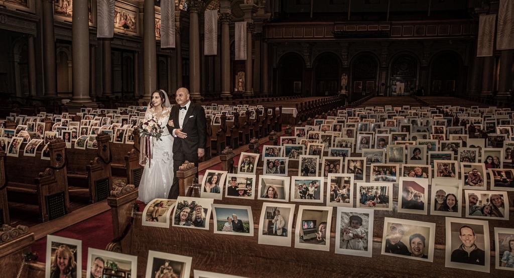 Debido a cuarentena, celebran boda con fotografías de 'invitados'