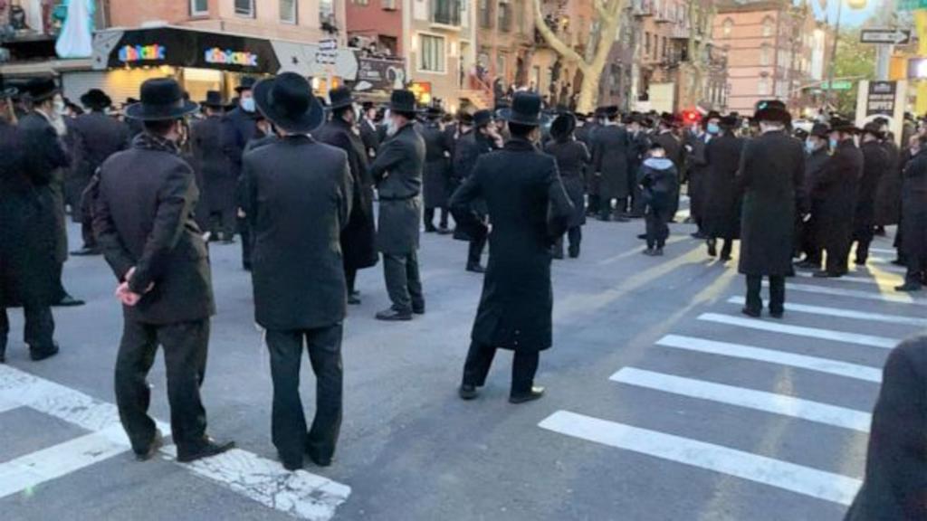 Dispersa la policía un funeral judío ortodoxo por el COVID-19 en Nueva York