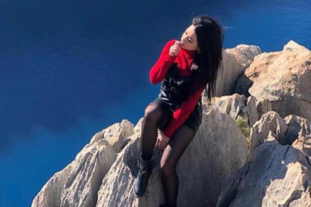 Mujer cae de un acantilado donde posaba para una foto