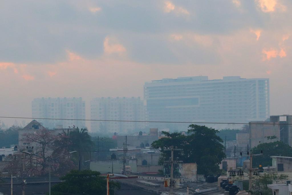 VIRAL: Cancún despierta invadido por una nube de humo
