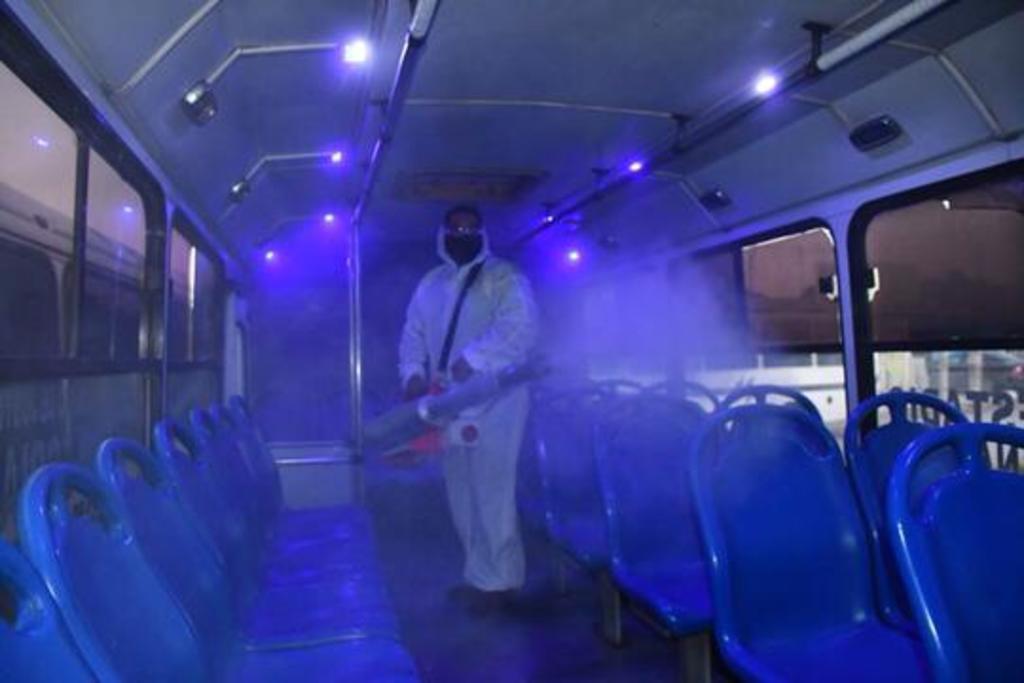 Sanitizan transporte público en Monclova