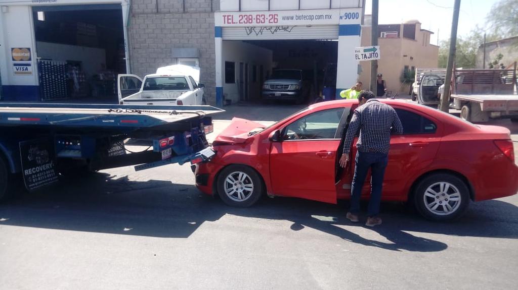 Auto a exceso de velocidad se impacta contra grúa en Torreón