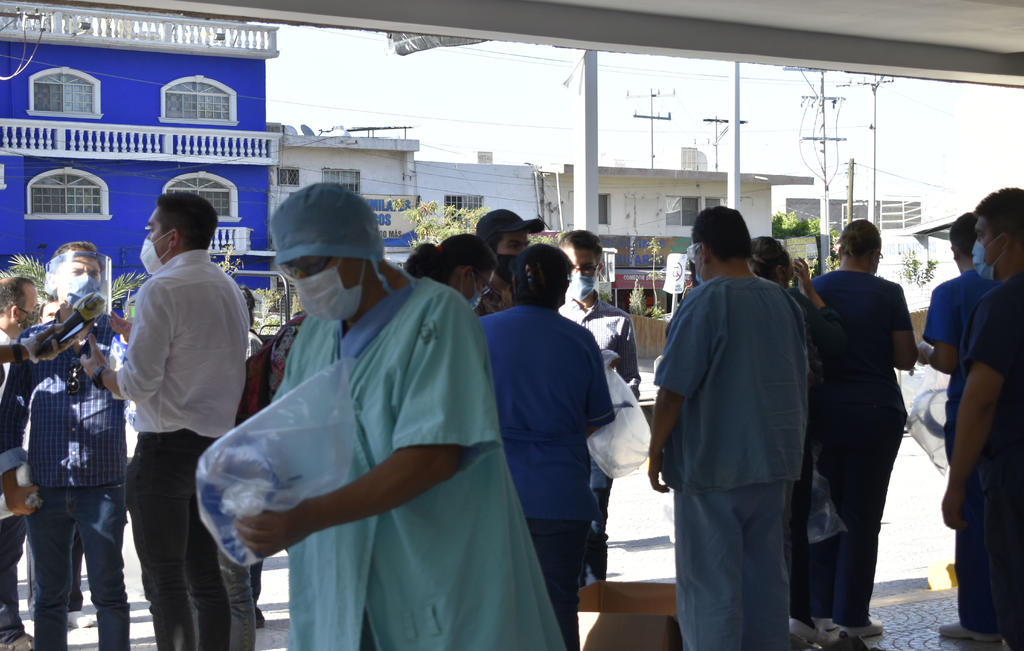 Entrega diputado material médico en clínica 71 del IMSS en Torreón