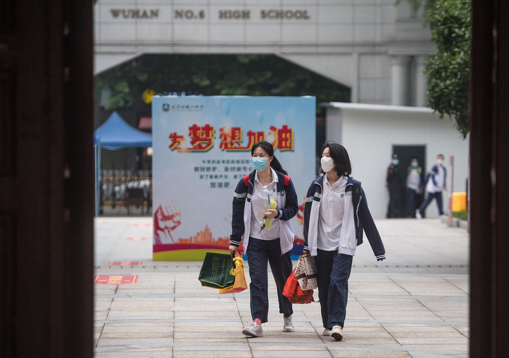 Colocan brazaletes electrónicos para controlar la temperatura de estudiantes en Pekín