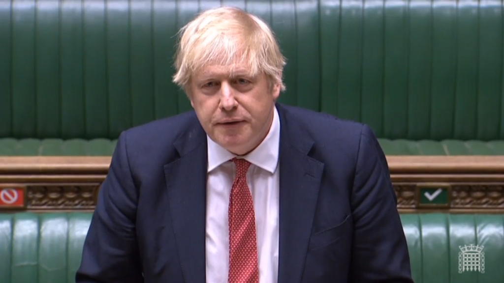 Defiende Johnson una desescalada 'cautelosa' entre críticas de la oposición