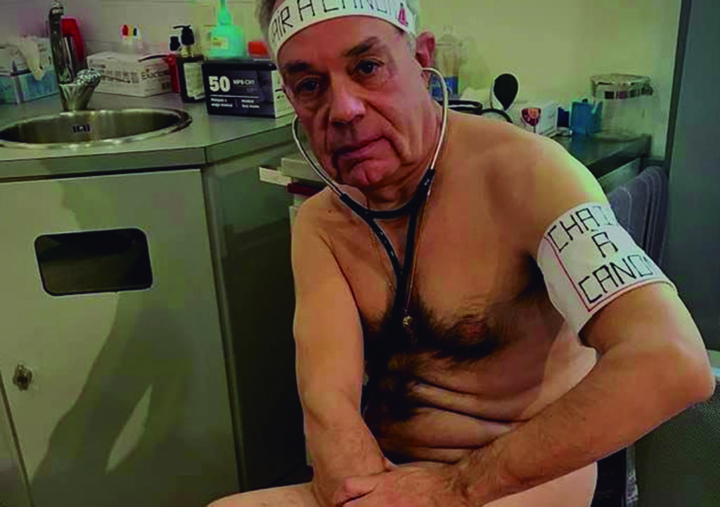 Médicos protestan desnudos al sentirse vulnerables por COVID-19