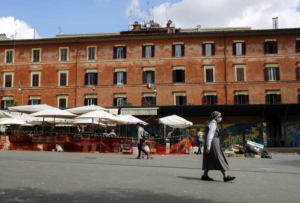 Analiza Italia anticipar la reapertura de negocios ante baja de contagios de COVID-19