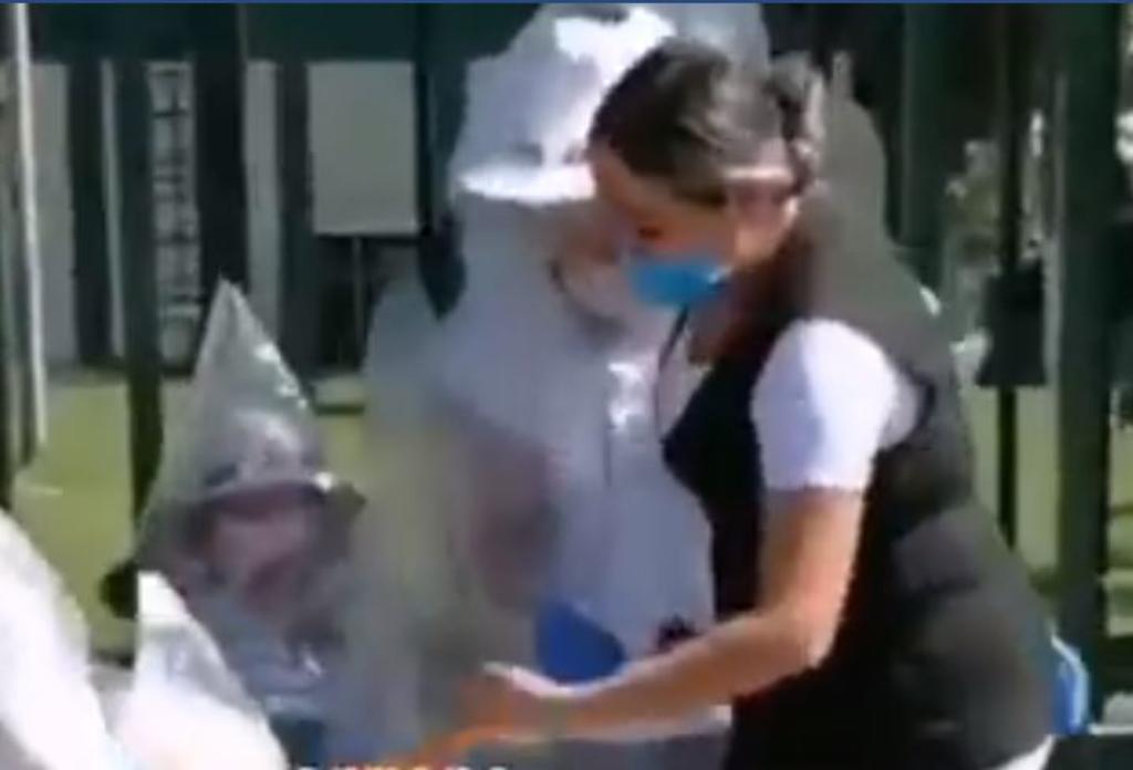 Niños envueltos en plástico visitan a su mamá enfermera del IMSS