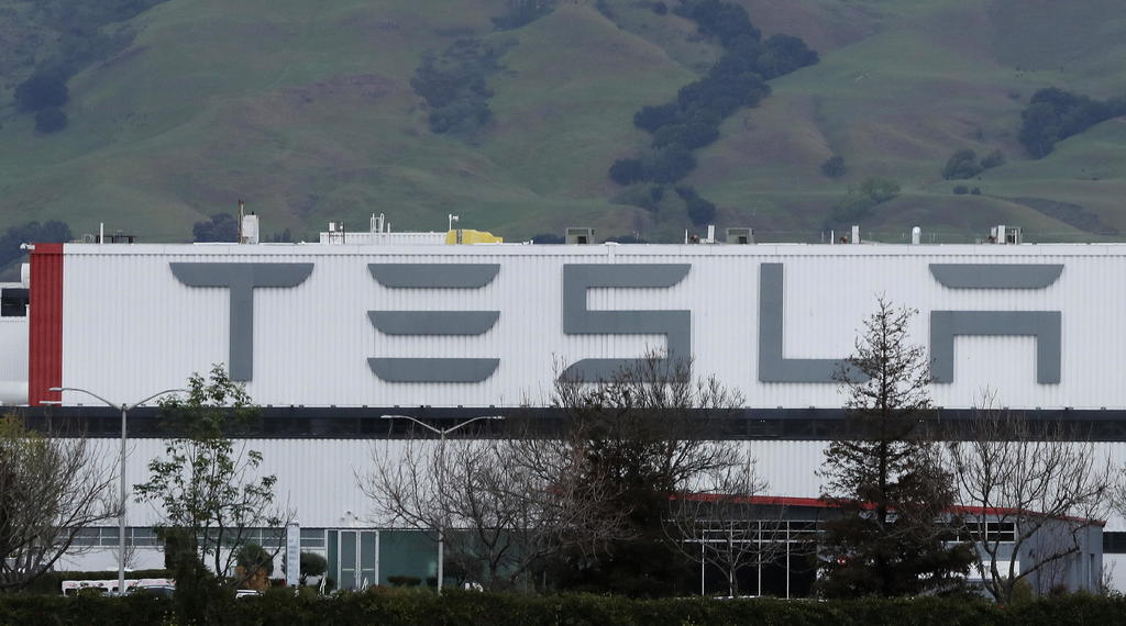 Fábrica de Tesla reanuda operaciones en EUA pese a órdenes locales