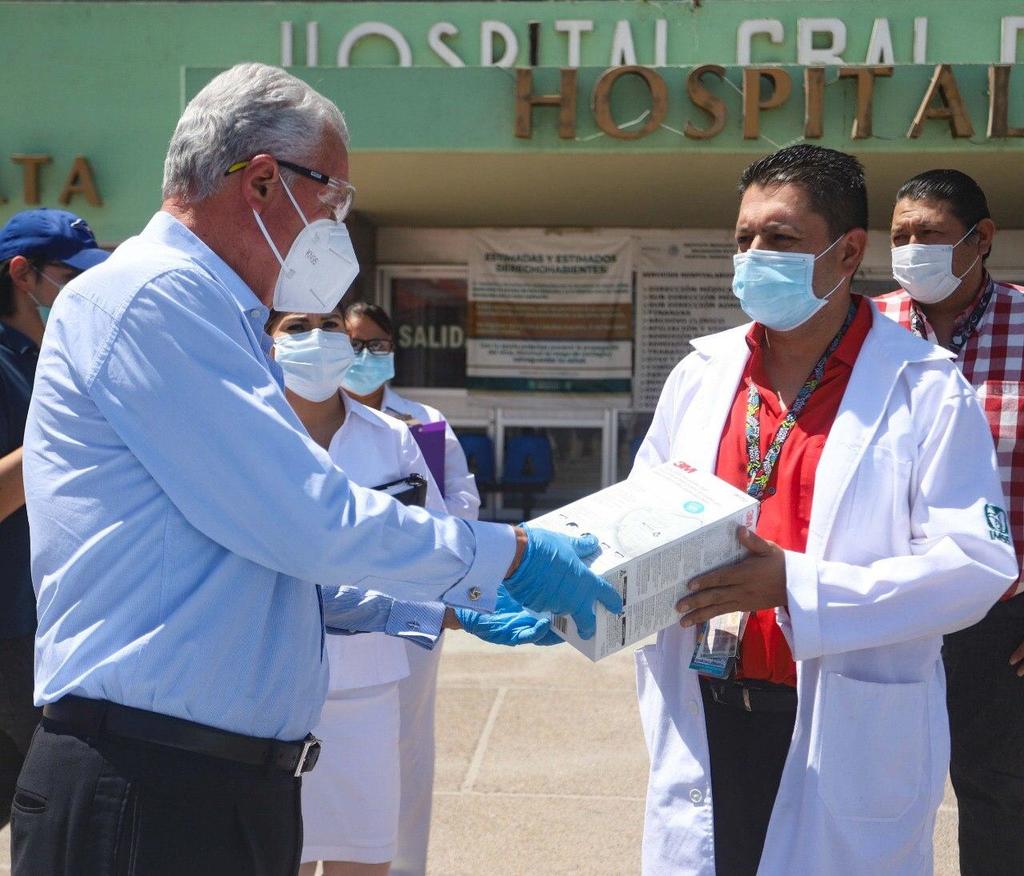 Jorge Zermeño entrega kits de protección en hospitales de Torreón