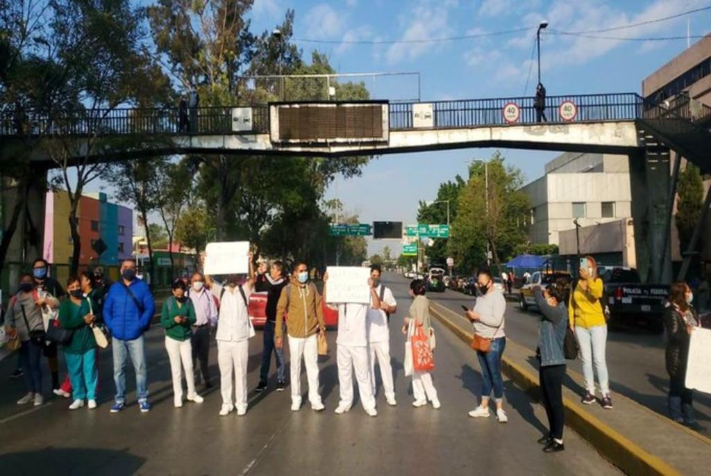 Médicos del Hospital La Raza bloquean caminos en la CDMX por falta de insumos