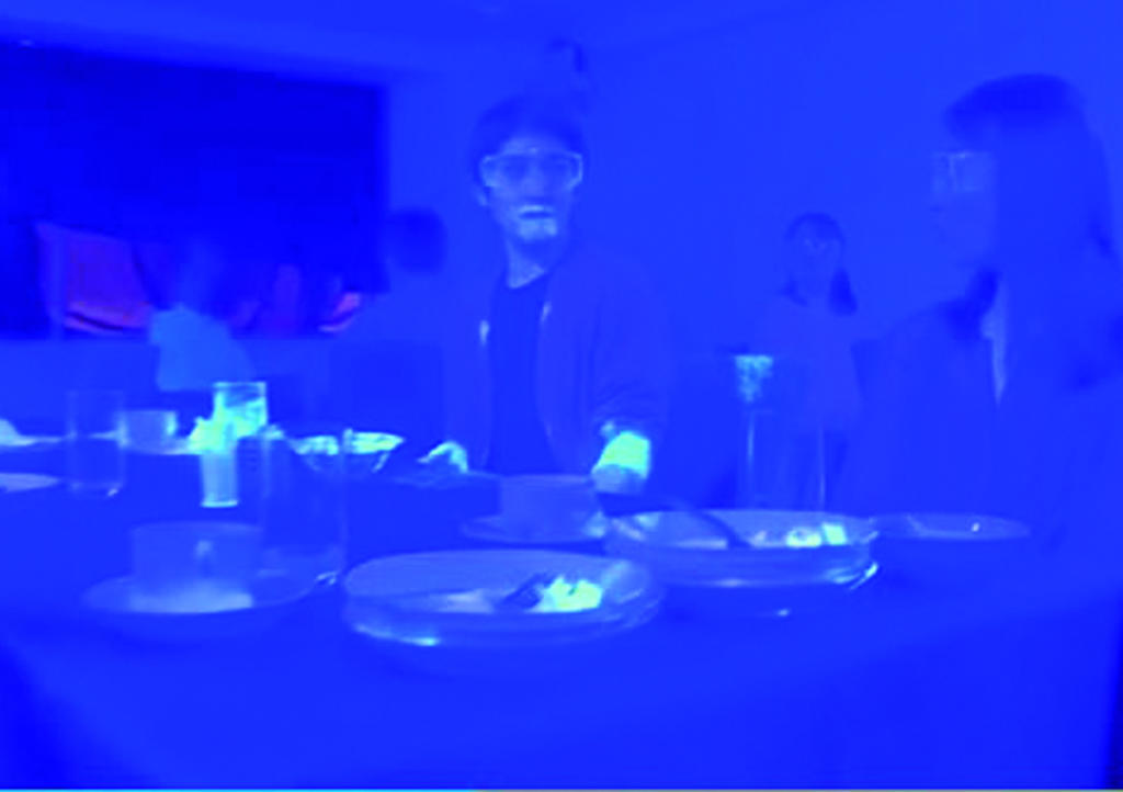 Luz ultravioleta muestra el 'inmediato' contagio de COVID-19 en restaurantes