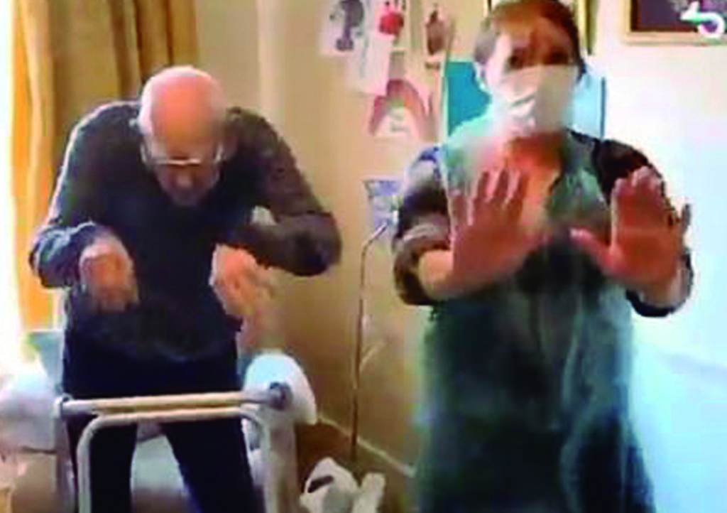 Enfermera que se hizo viral bailando con anciano de 102 años muere de COVID-19