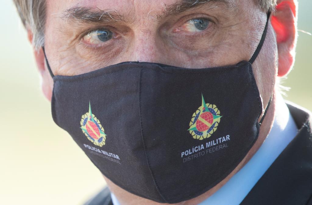 Firma Bolsonaro orden para exentar de responsabilidad a funcionarios por pandemia