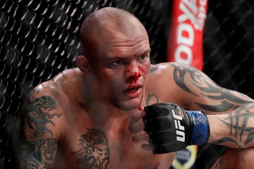Luchador de UFC entrega dientes al réferi mientras recibe 'paliza'