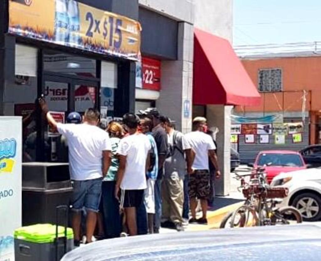 Clausuran tienda de autoservicio en Torreón; aglomeró clientes en la entrada