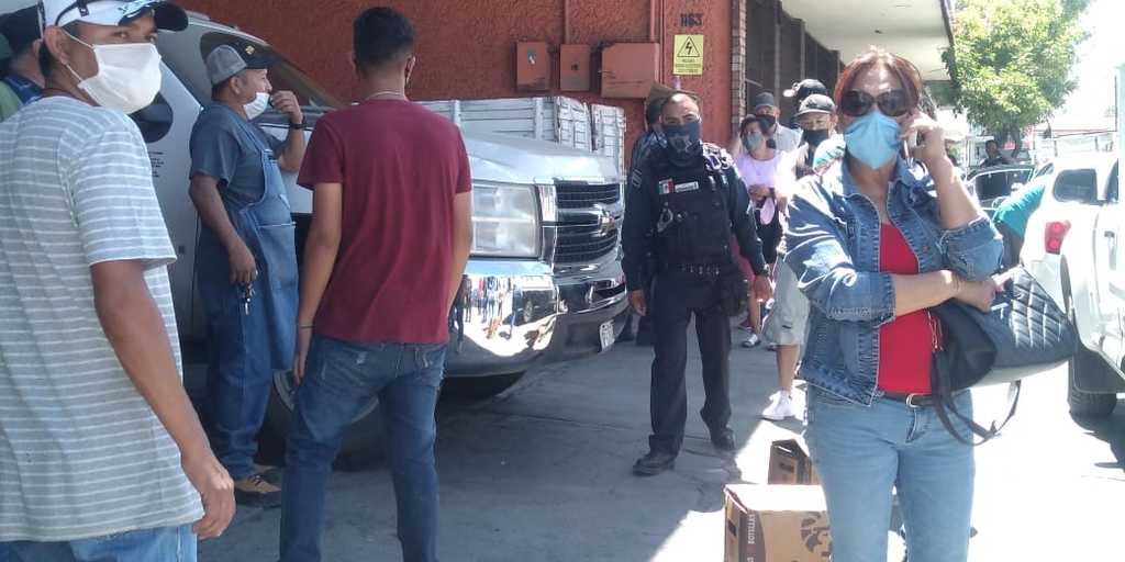 Hacen larga fila para comprar cerveza en Saltillo