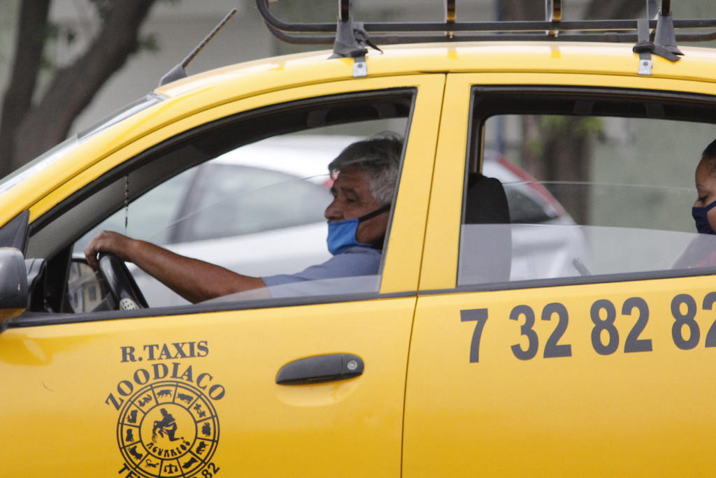 Advierten sanciones a taxistas sin cubrebocas en Torreón