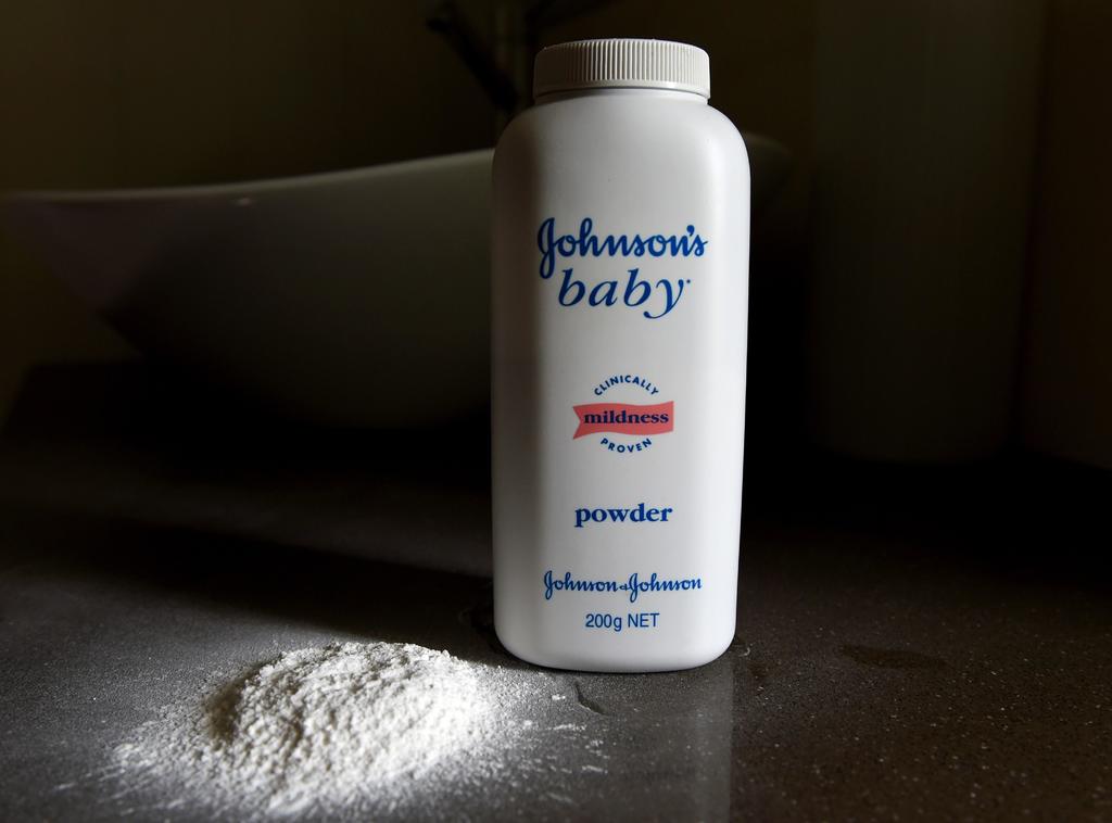 Tras demandas, suspende Johnson & Johnson venta de talco para bebés