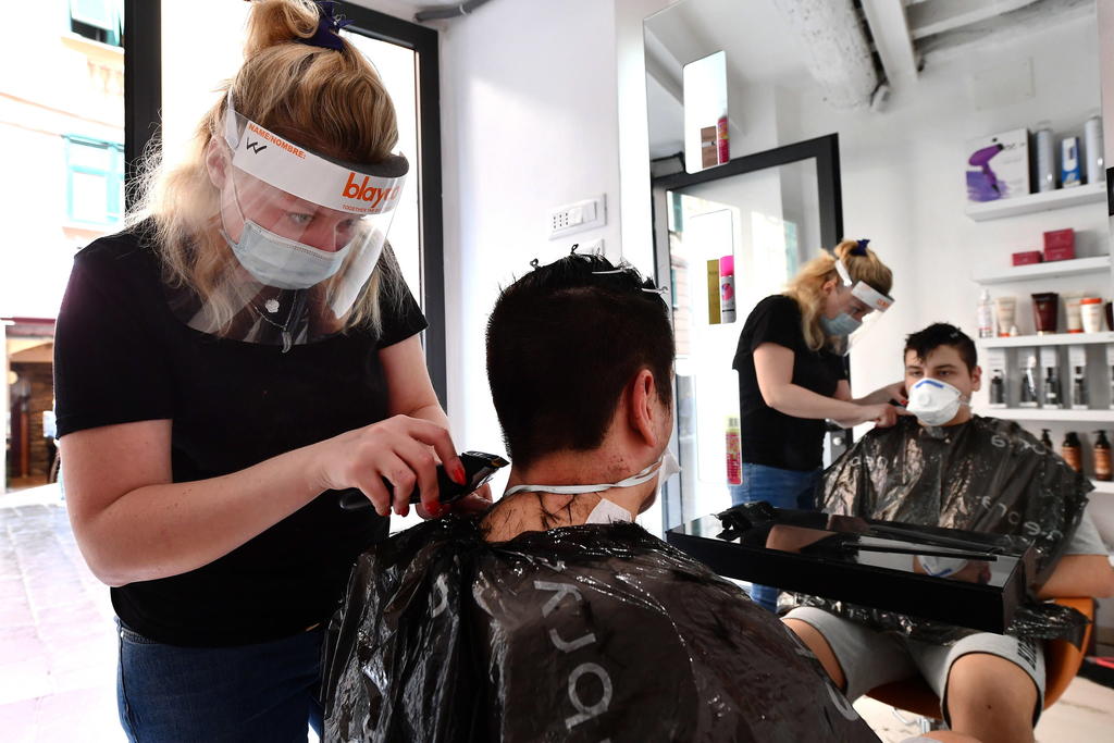 'Sin barba, bigote, ni compartir plumas'; las nuevas medidas de trabajo ante pandemia