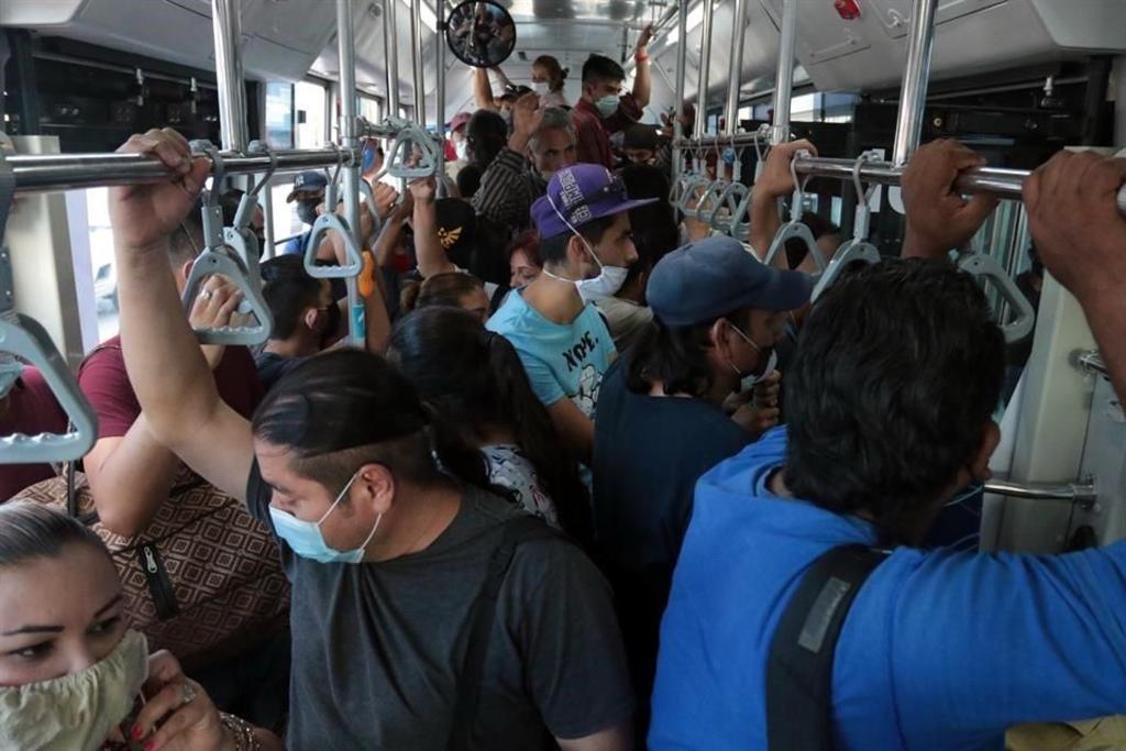 Continúan las aglomeraciones en transporte público de Nuevo León