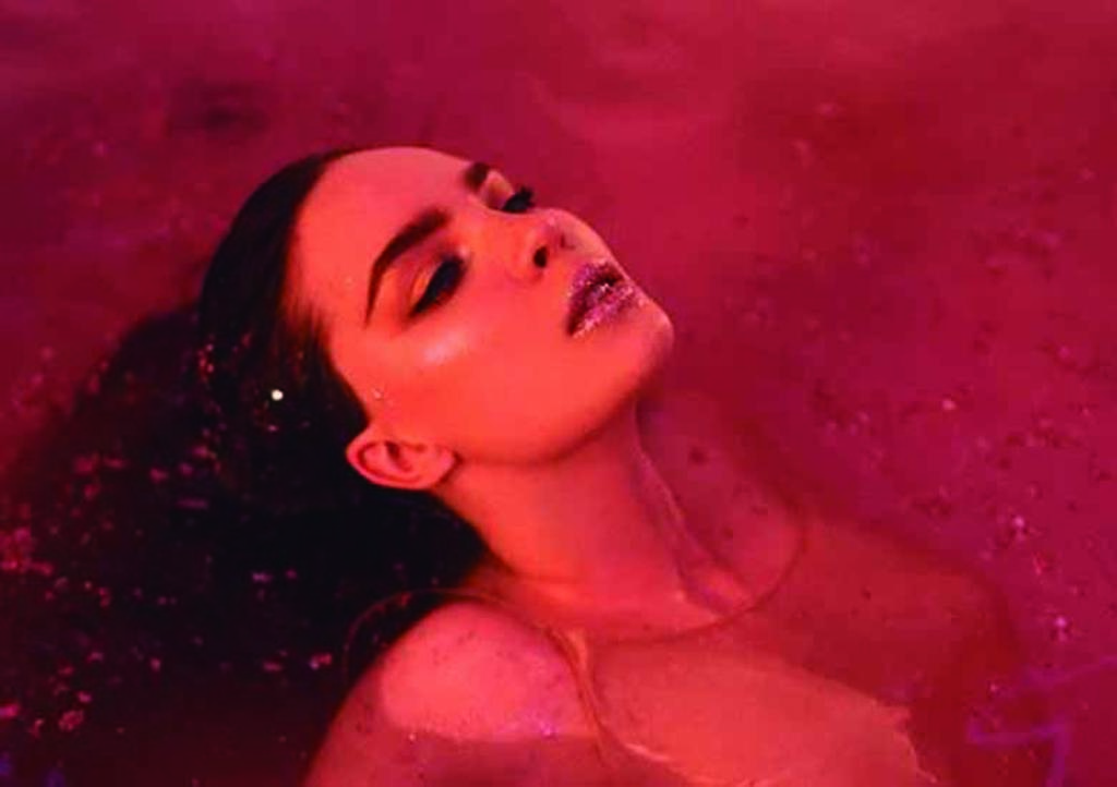 Belinda derrocha sensualidad nadando entre glitter y agua de rosas