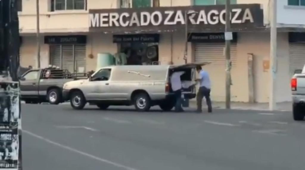 Tira carroza por accidente un cadáver frente a mercado en Veracruz