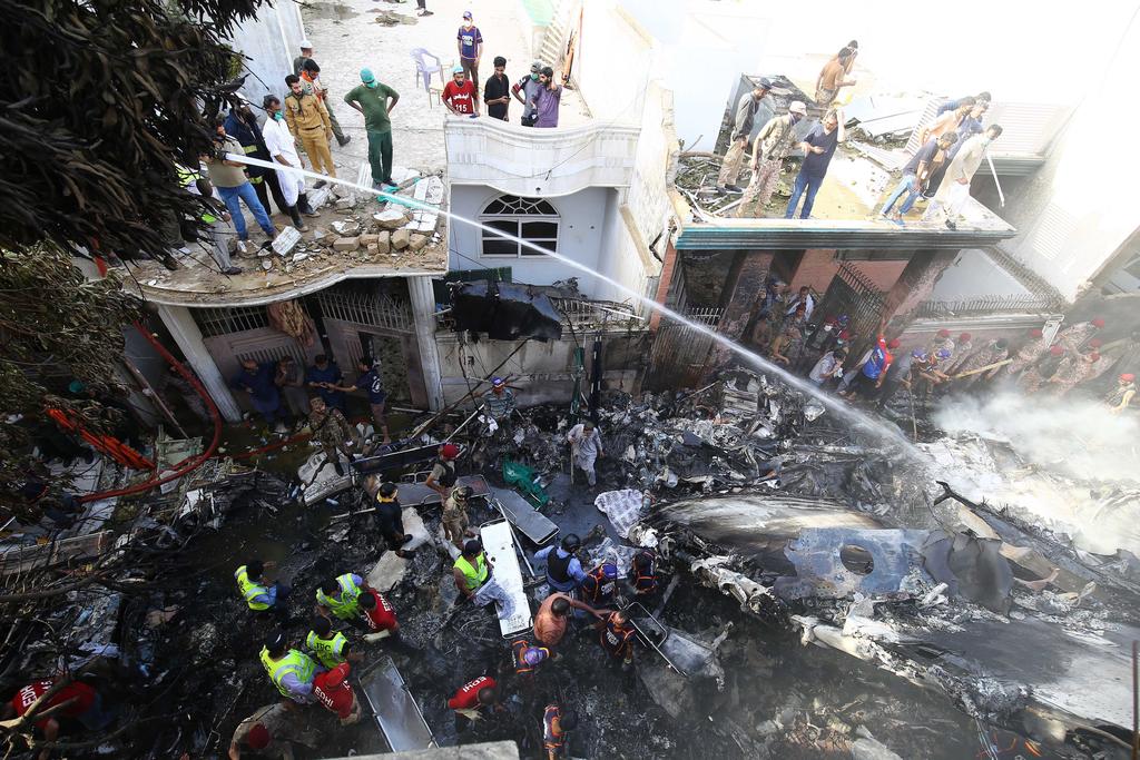 Suman al menos 60 muertos por avión que se estrelló en Pakistán