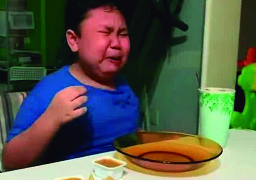 Niño llora al recibir su primera 'cajita feliz' desde inicio de pandemia