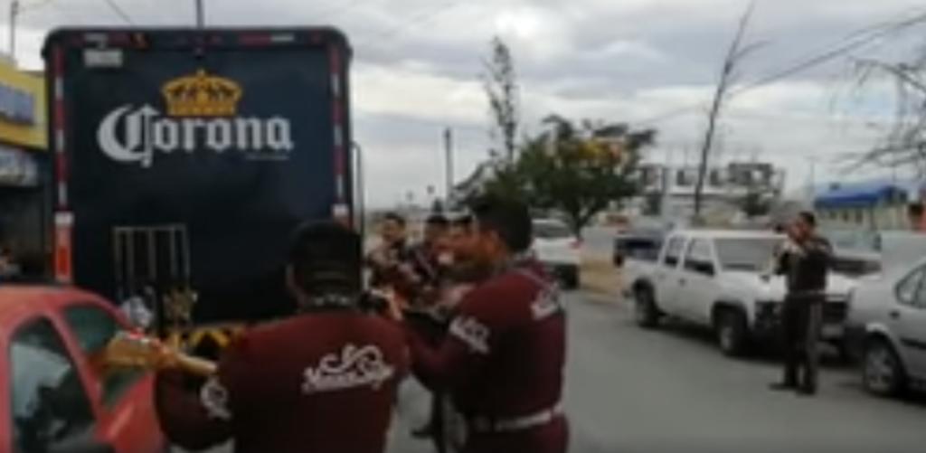 Con mariachi, reciben a camión de cerveza en Saltillo