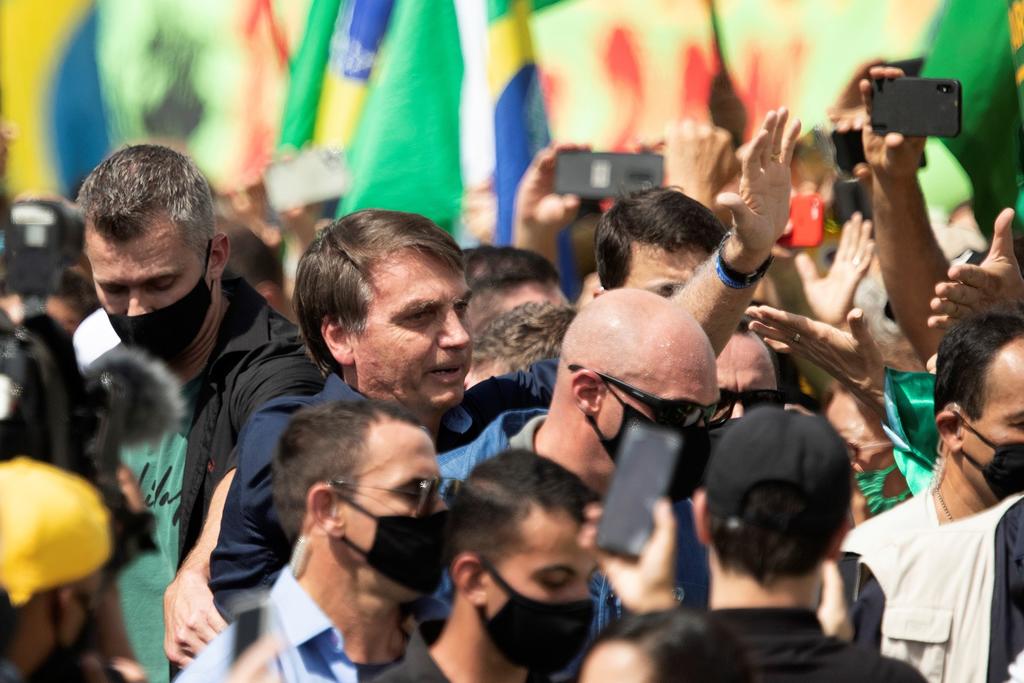 Ignora Bolsonaro recomendaciones; se mezcla en multitudinaria manifestación
