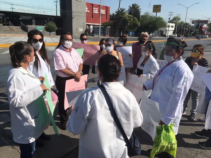 Se manifiestan médicos en instalaciones del IMSS Saltillo