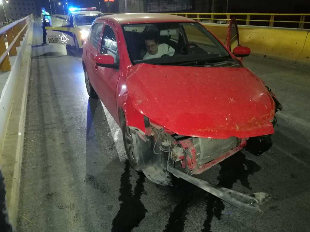 Conductor ebrio choca en puente en Torreón
