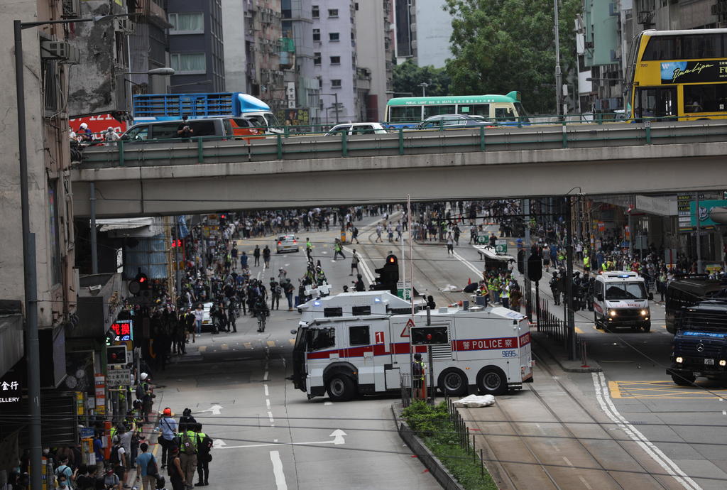 Vuelve violencia a las calles de Hong Kong