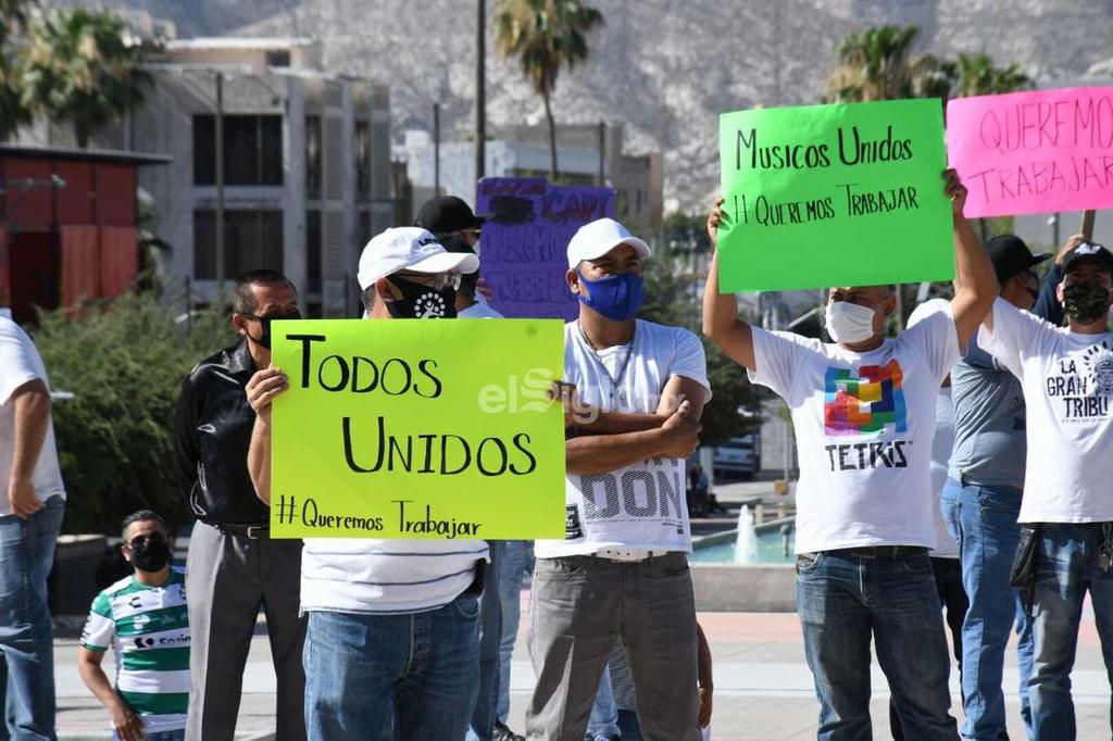 Gremio del entretenimiento marcha en Torreón pidiendo regresar a sus actividades