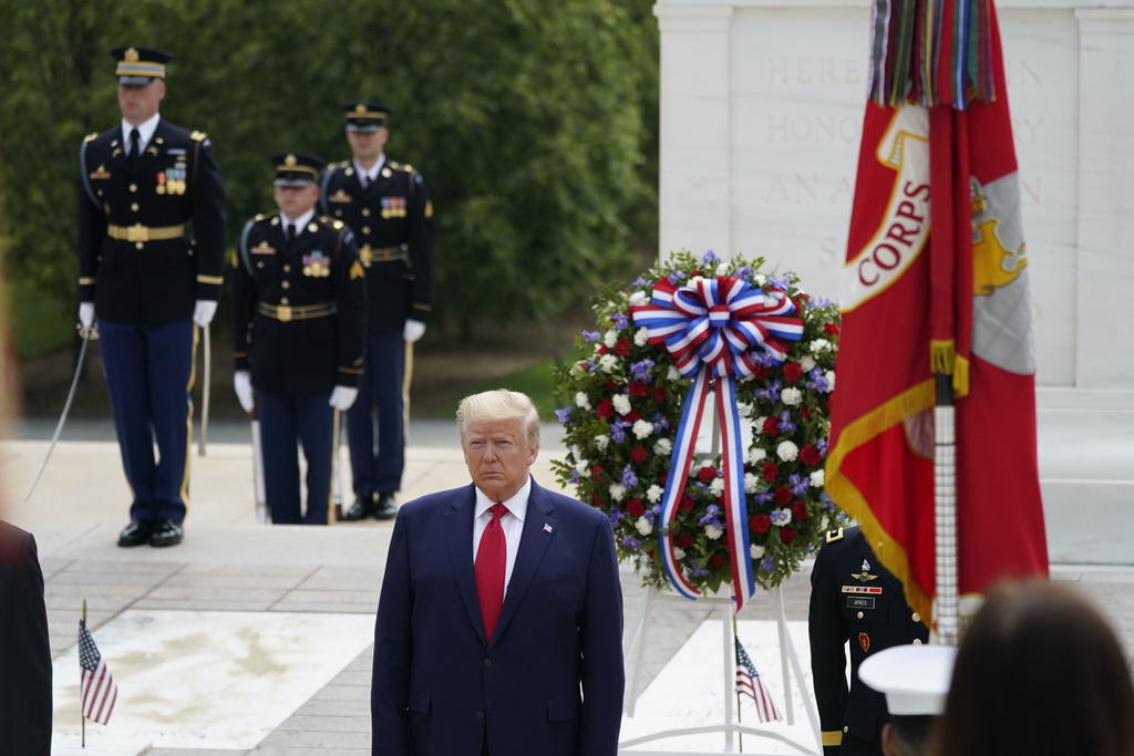 Trump conmemora el Día de los Caídos en Guerras en Arlington