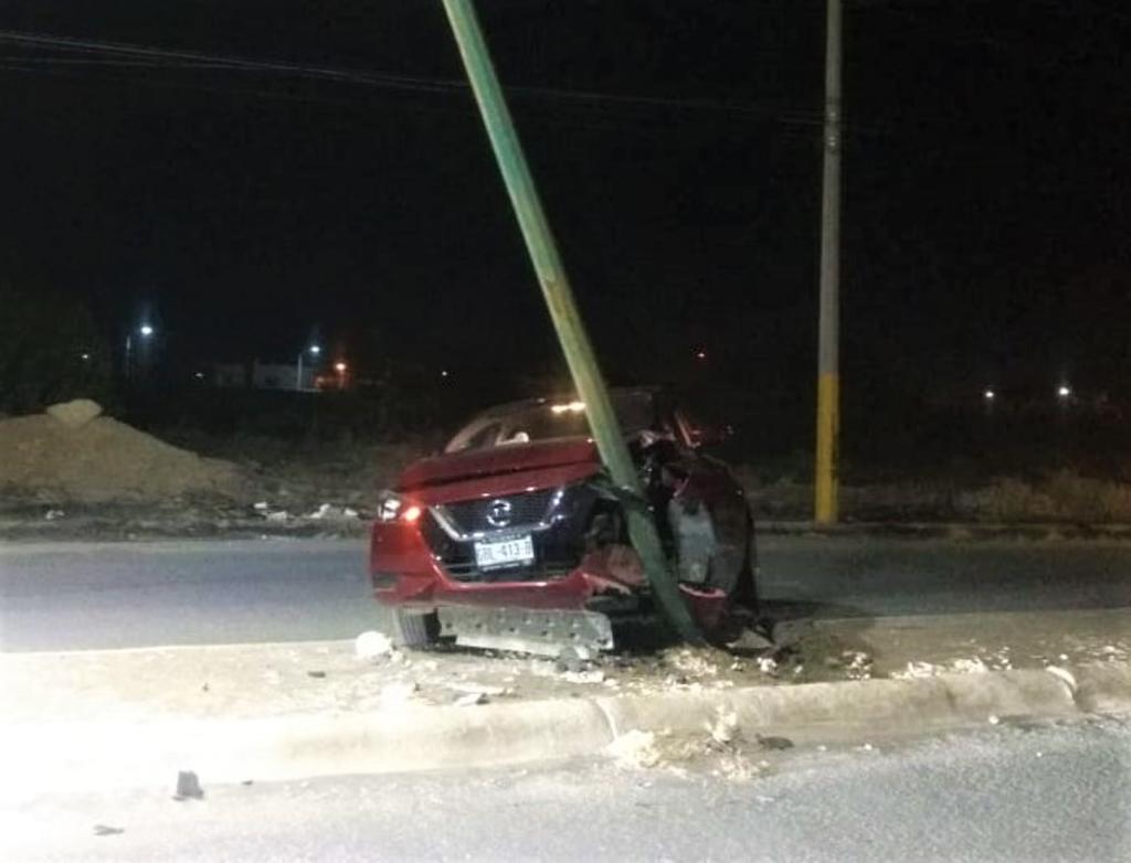 Conductor a exceso de velocidad derriba luminaria en Torreón