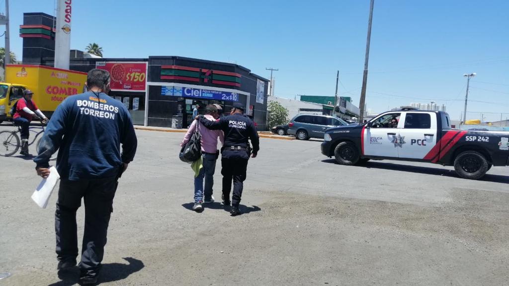 Hombre intenta lanzarse de puente en Torreón