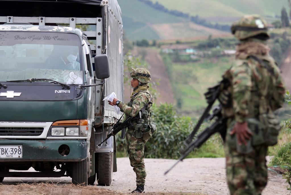Retira Colombia a oficiales del Ejército en medio de escándalo