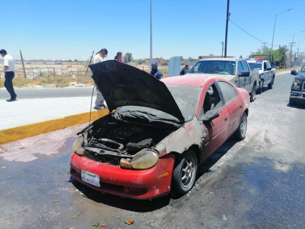 Arde en llamas vehículo sobre periférico de Torreón