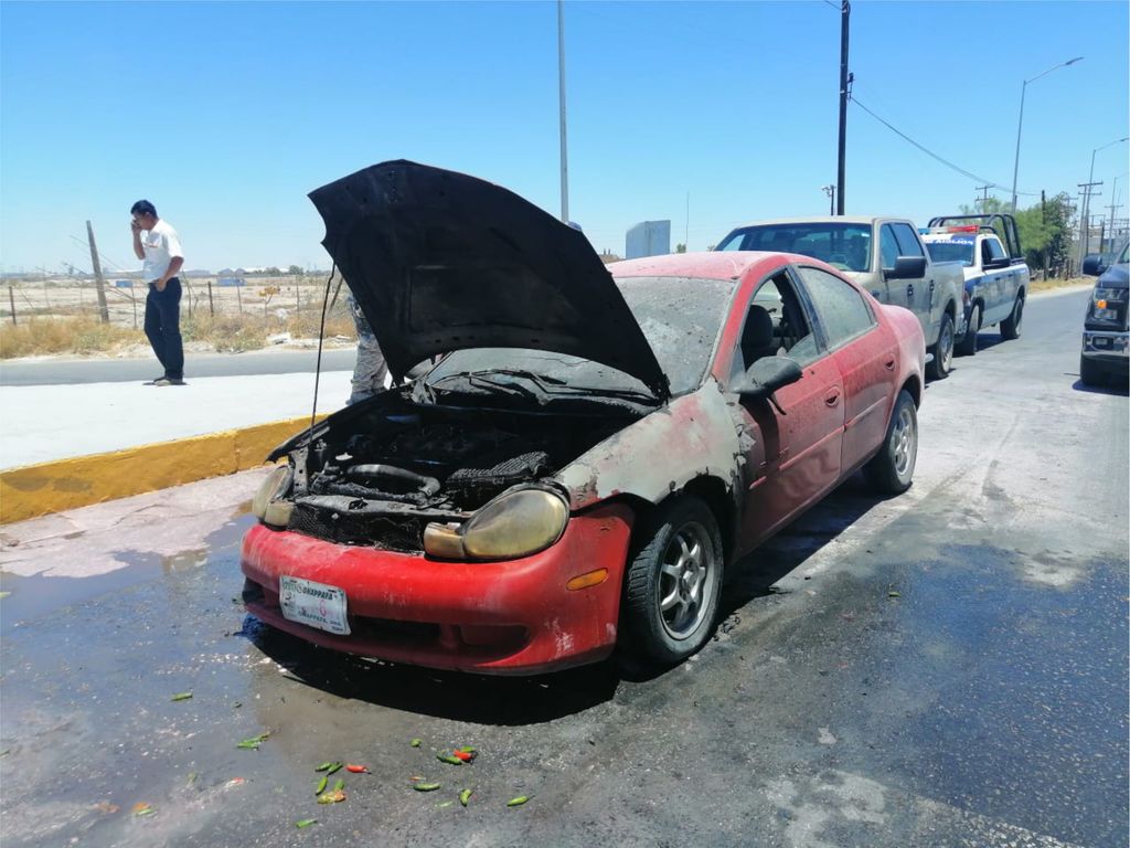 Se incendia un auto en pleno periférico de Torreón