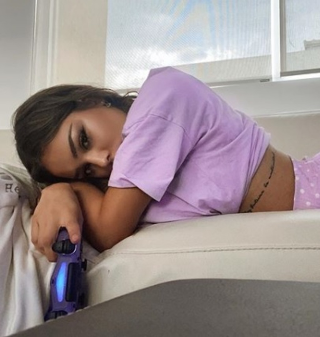 Danna Paola comparte sexy foto en pijama