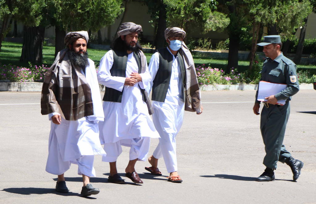 Libera Afganistán a 900 prisioneros talibanes debido al alto el fuego