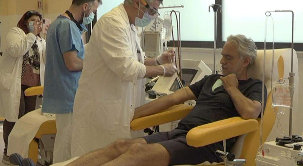 Andrea Bocelli vence al COVID-19 y dona plasma para ayudar a otros