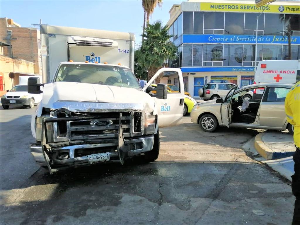 Auto y camión se impactan en el Centro de Torreón